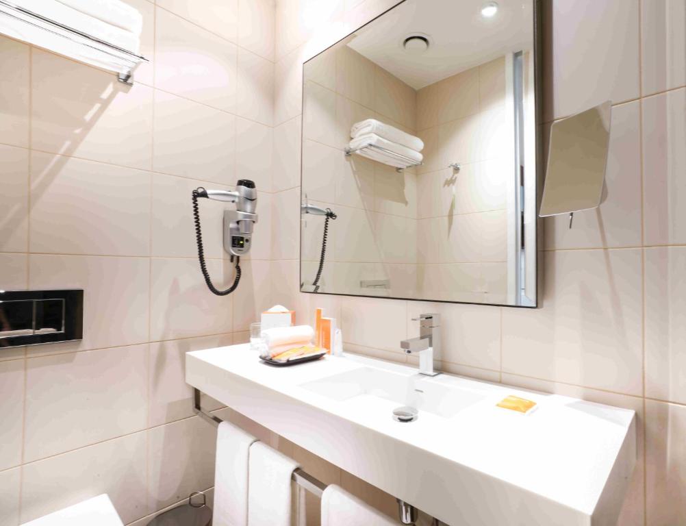 Centro, Queen Bed, Sea View، سنترو كورنيش الخبر من روتانا(Centro Corniche Al Khobar By Rotana) 3/3
