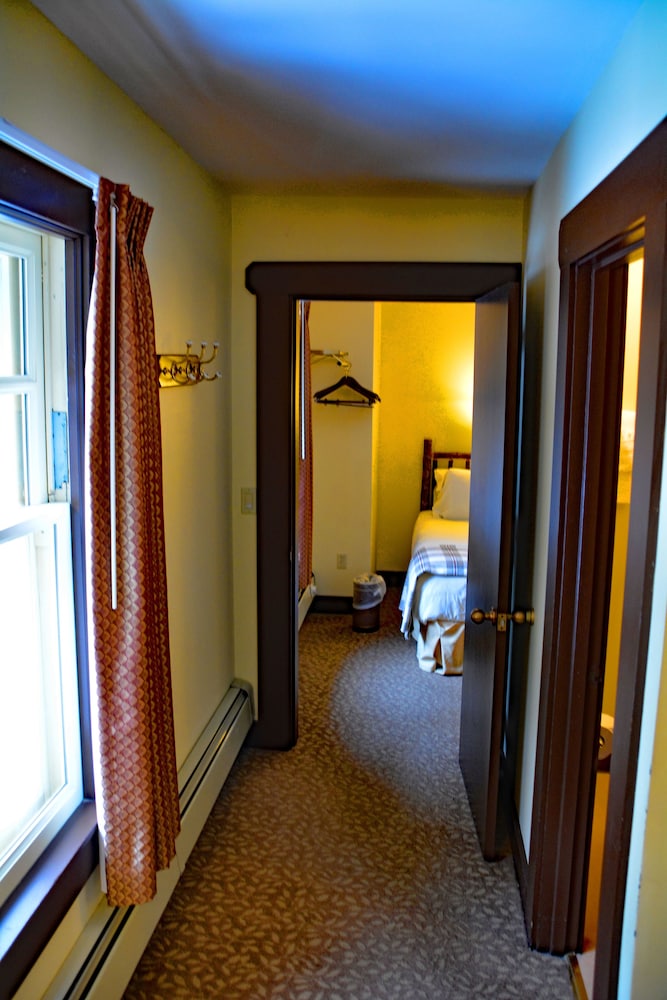 National Park Inn 50/50