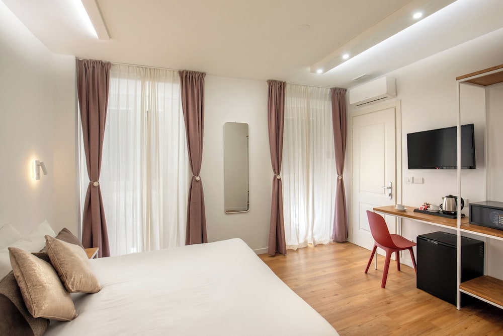 DELUXE, DOUBLE BED