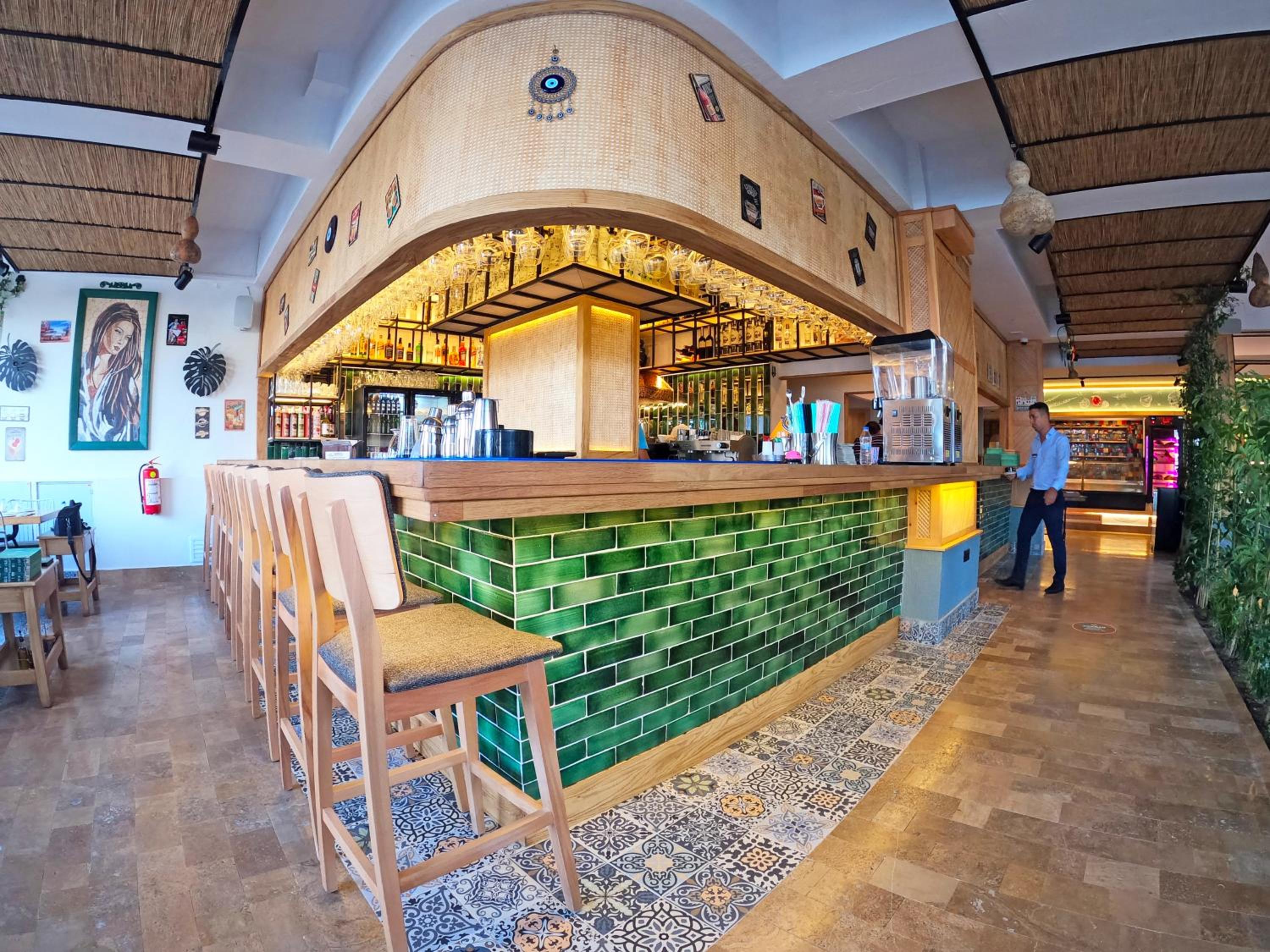 The New George & Dragon Beach Hotel 8/50