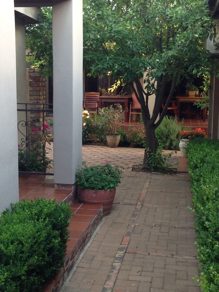 The Crown Guesthouse 40/50