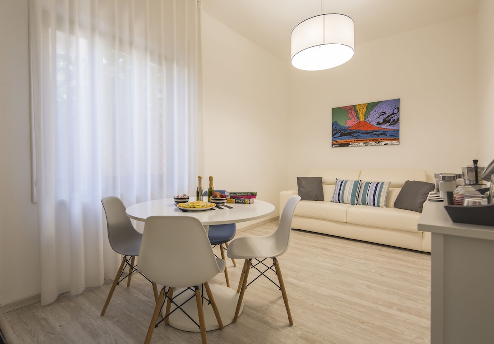 Flower Suites Sorrento 24/39