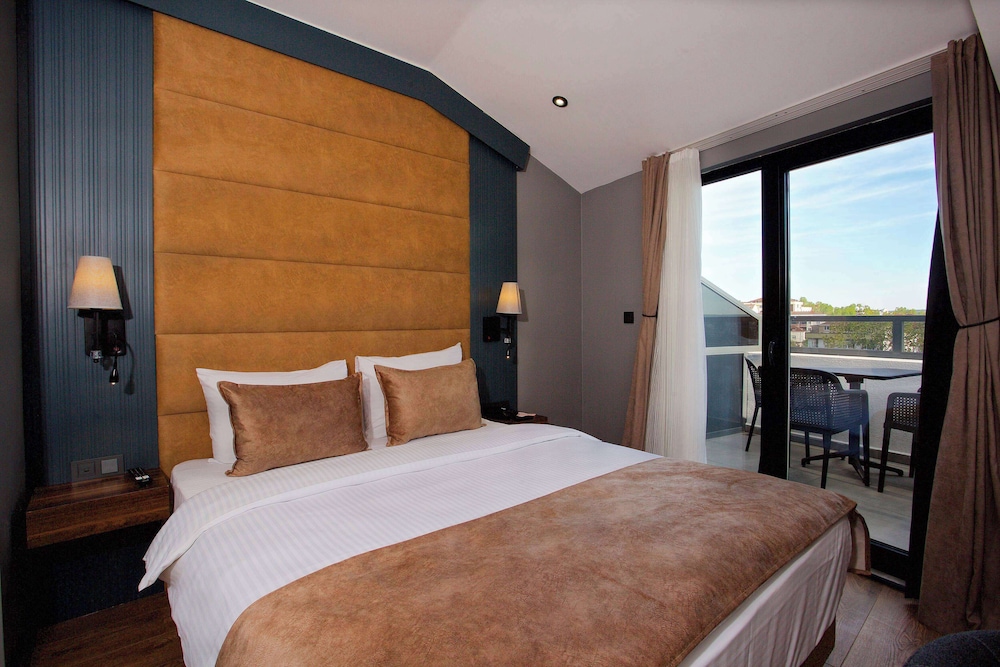 DELUXE, KING BED, BALCONY