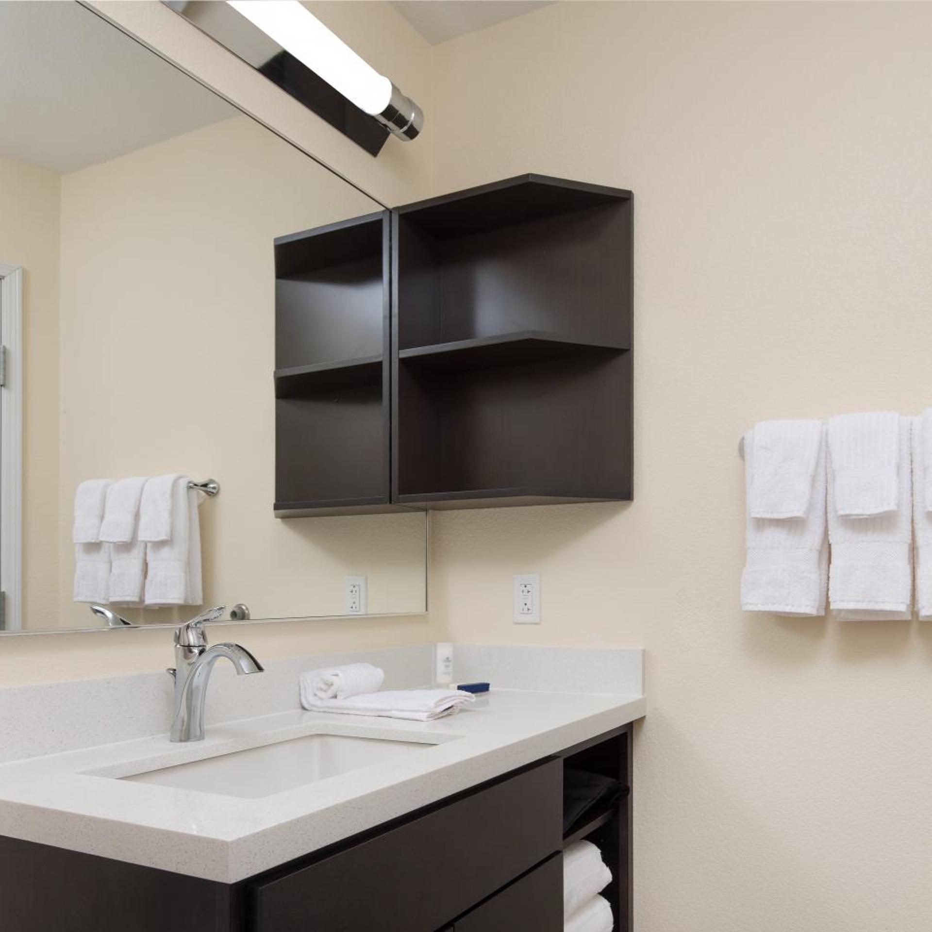 جناح بسرير كينج بغرفة نوم واحدة مع أريكة، Candlewood Suites Columbia East 4/4
