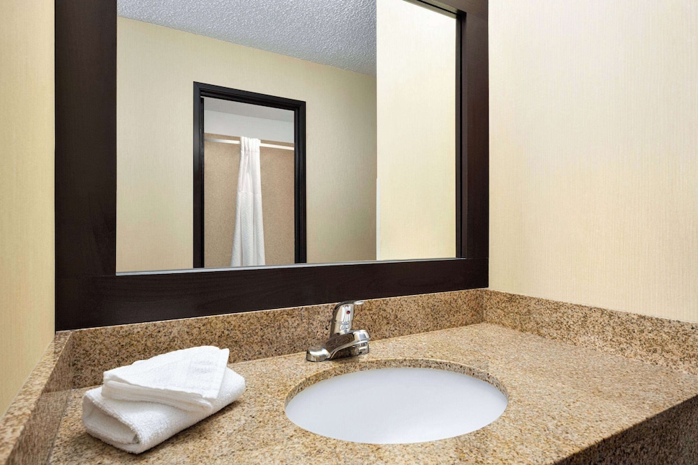 Days Inn by Wyndham Carbondale 37/38