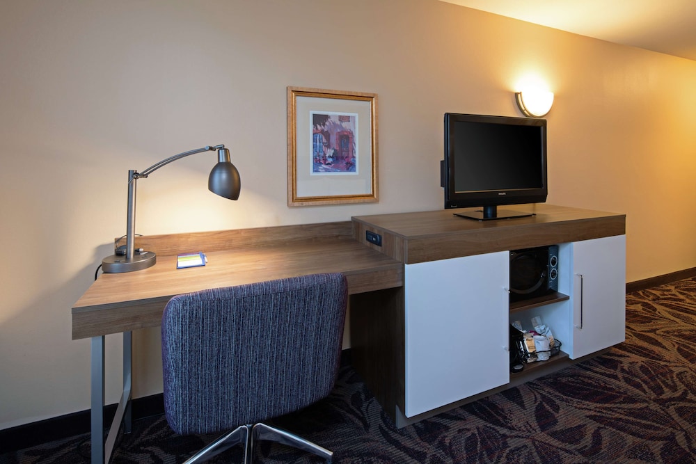 Hampton Inn Suites Bremerton 47/57