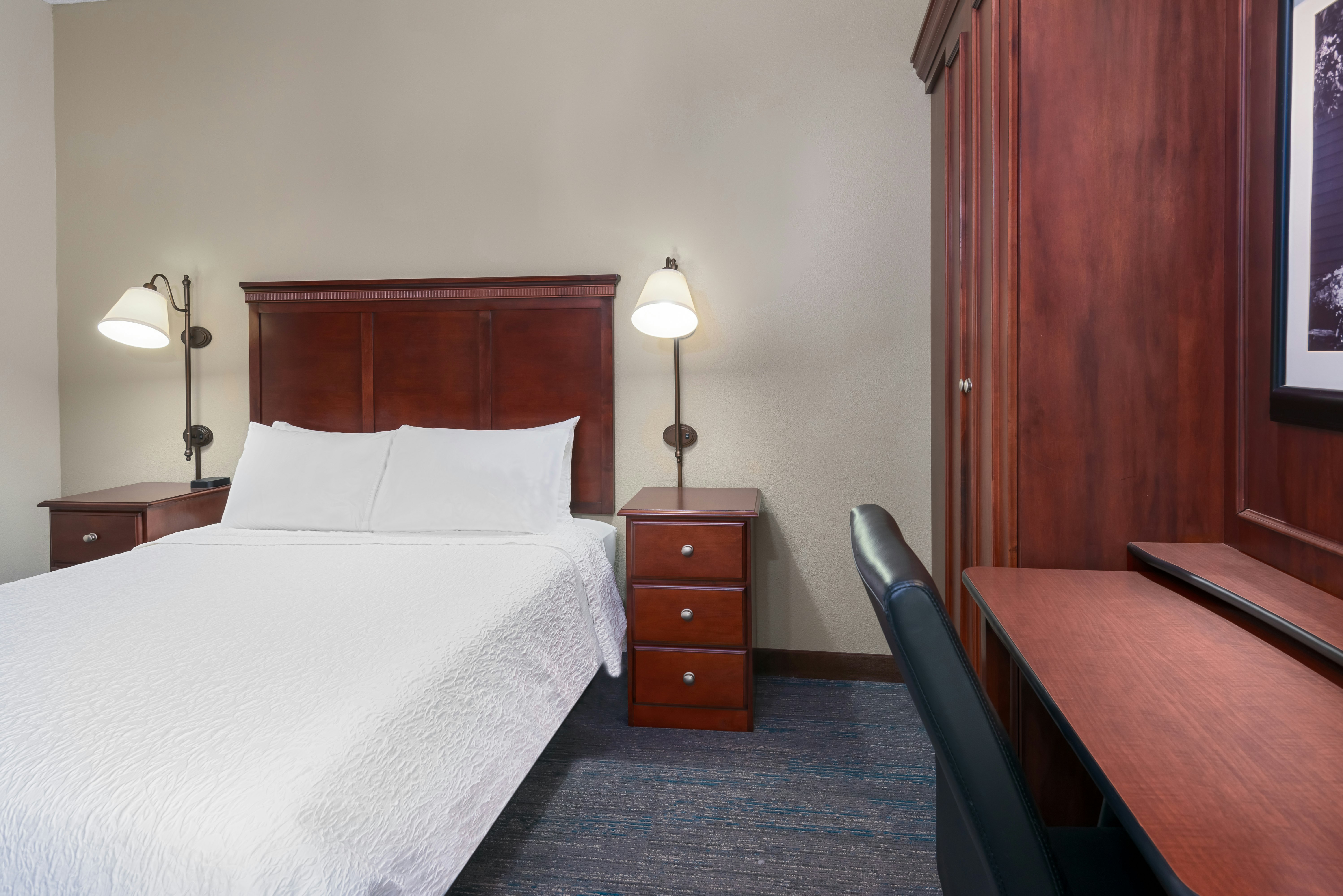 ROOM, QUEEN BED, ACCESSIBLE