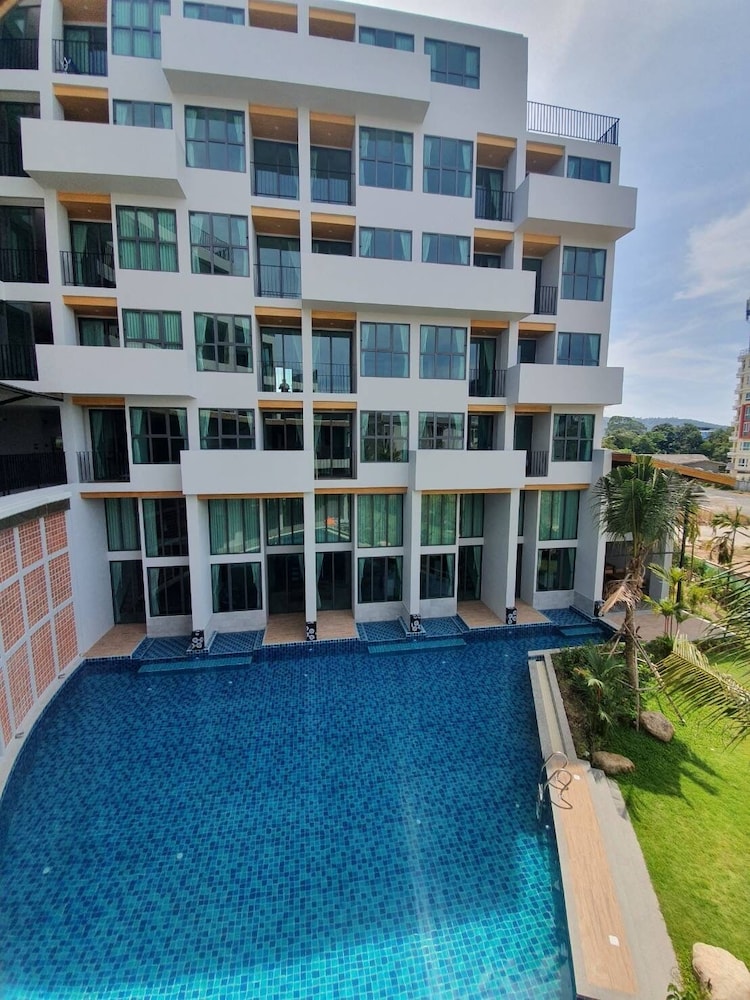 Atom Phuket Hotel -SHA Plus 3/50