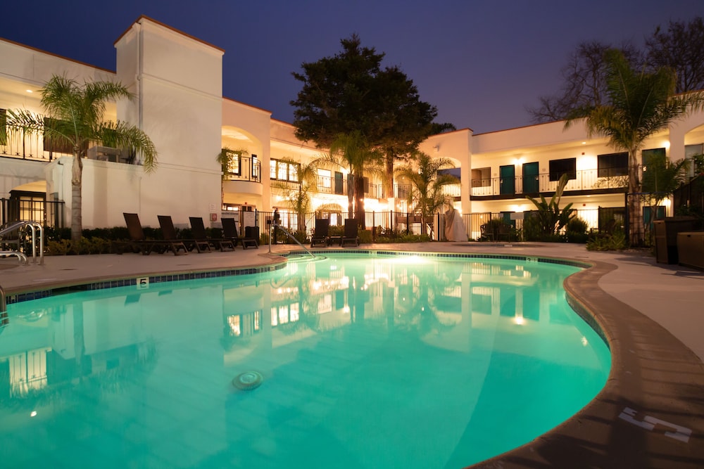 Oxford Suites Pismo Beach 32/35