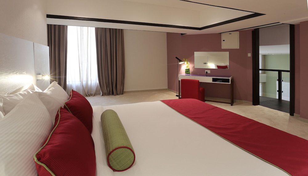 SUITE, KING BED, CITY VIEW, BALCONY