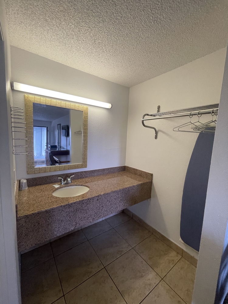 Ambassador Inn 32/32