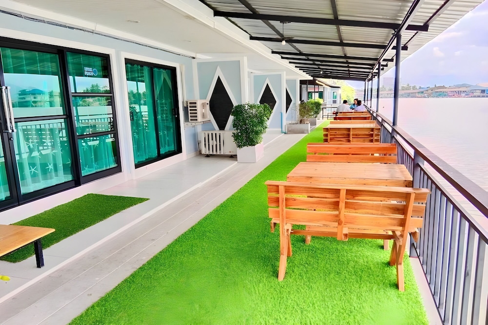 Chaiyai Riverfront Hotel 27/50