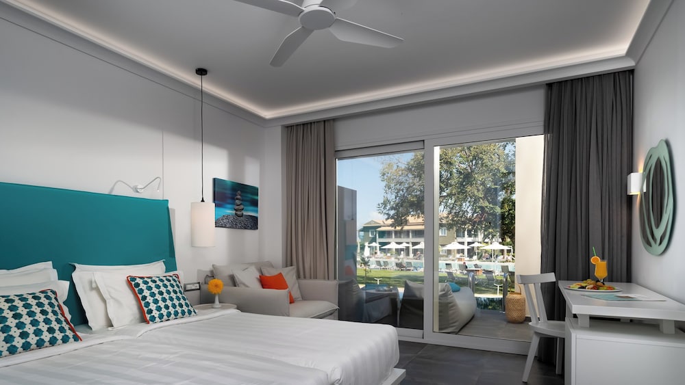 Room, Double Bed, Shared Pool