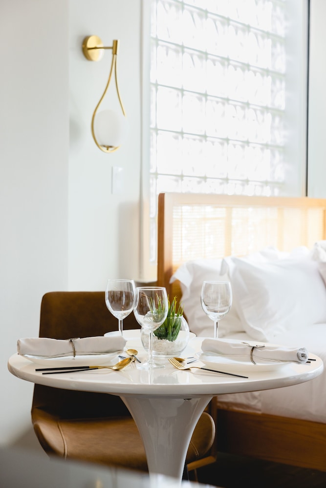 The Modernist Hotel 38/43