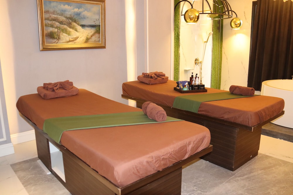 Grand Eska Hotel & Suites 33/38