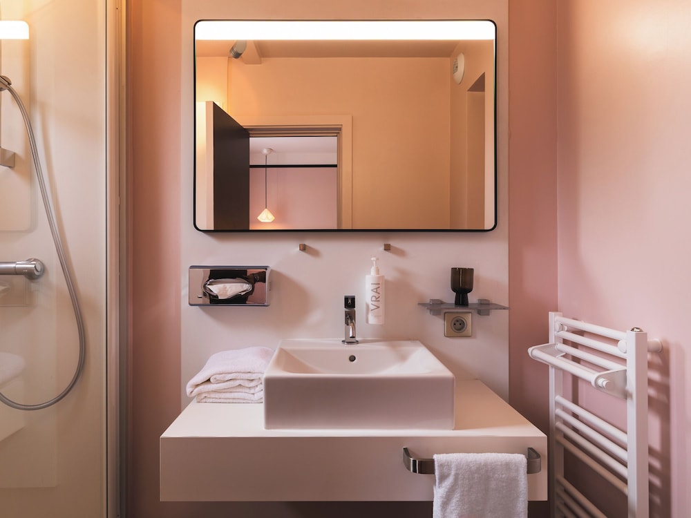 غرفة سوبيريور بسرير مزدوج بشرفة، L Hotel 5/6
