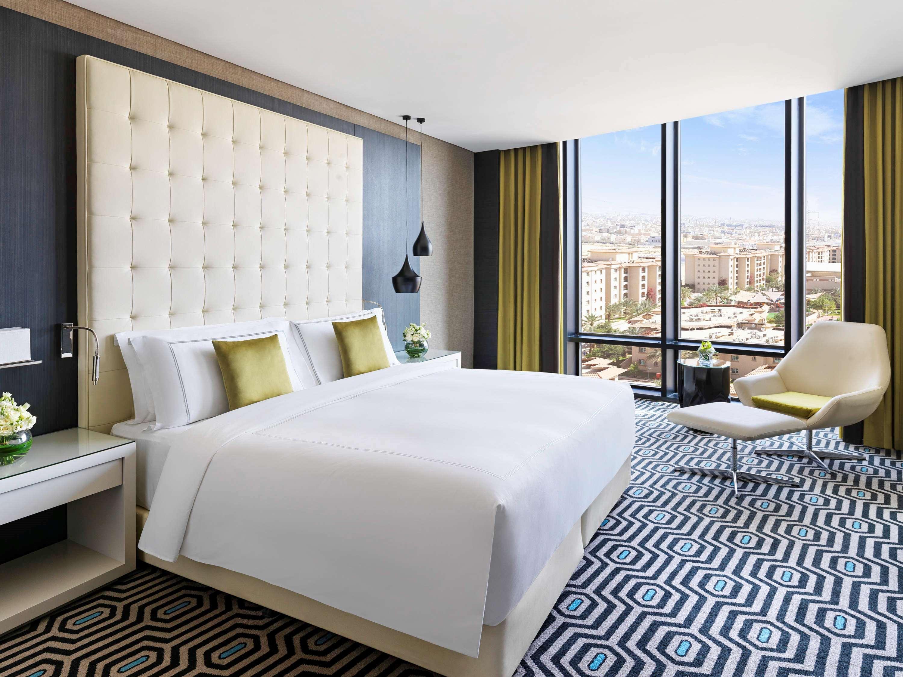 BUSINESS, SUITE, KING BED