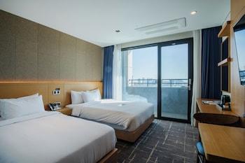 Healing, Deluxe, 2 Double Beds, Lake and City View