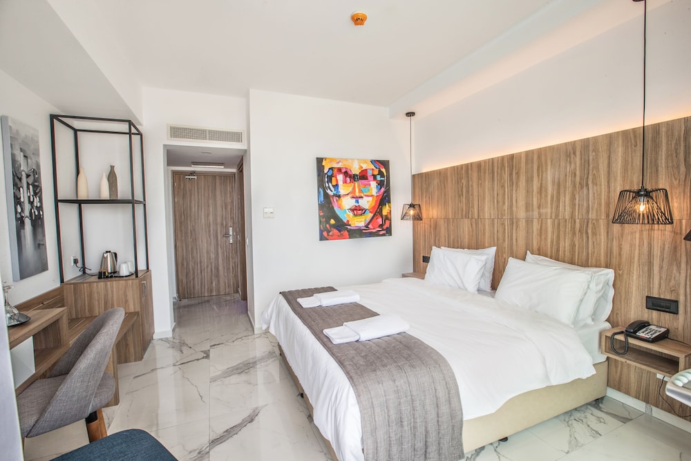 STANDARD, DOUBLE OR TWIN BED, INLAND VIEW