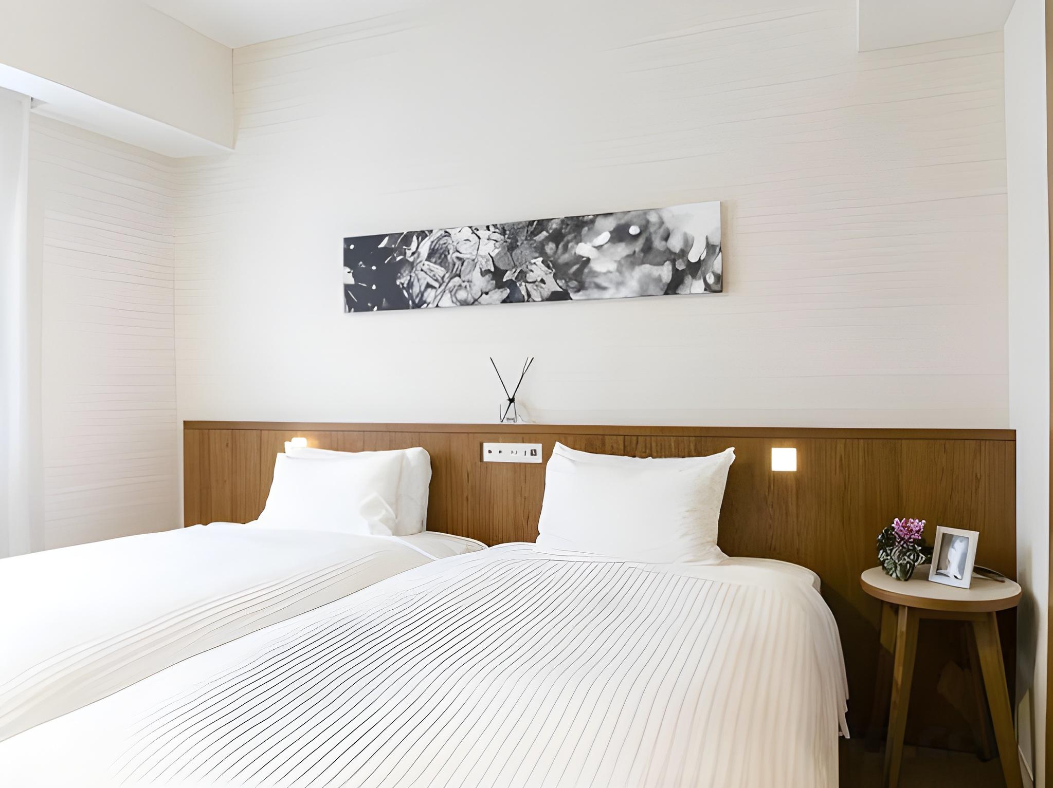 Ladies, Twin Beds