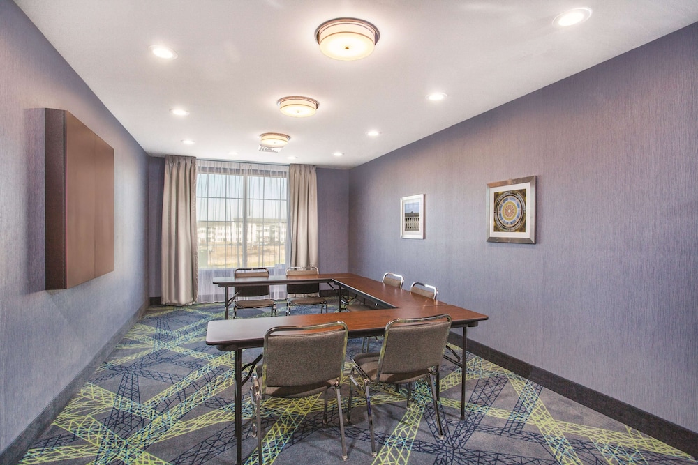 La Quinta Inn and Suites by Wyndham Cullman 35/46