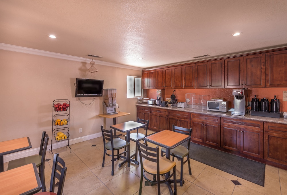 Edgewater Inn Reedley 26/31