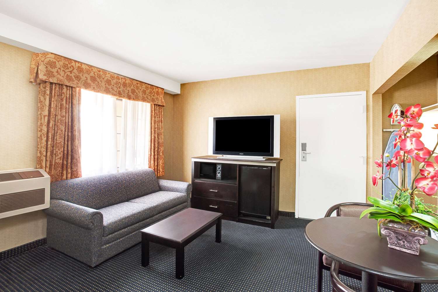 Days Inn & Suites By Wyndham Artesia 25/37