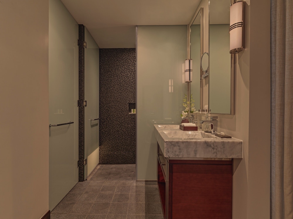 غرفة سوبيريور بسرير كوين بإطلالة على النهر، Azerai La Residence Hue 10/10