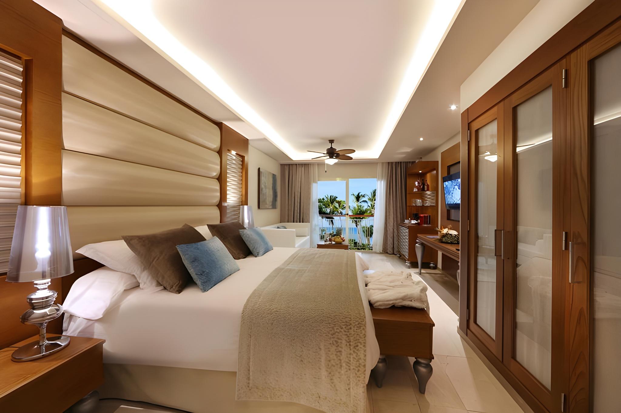 Roof Top, Club, Family, Suite, Sky View, Outdoor Jetted Tub