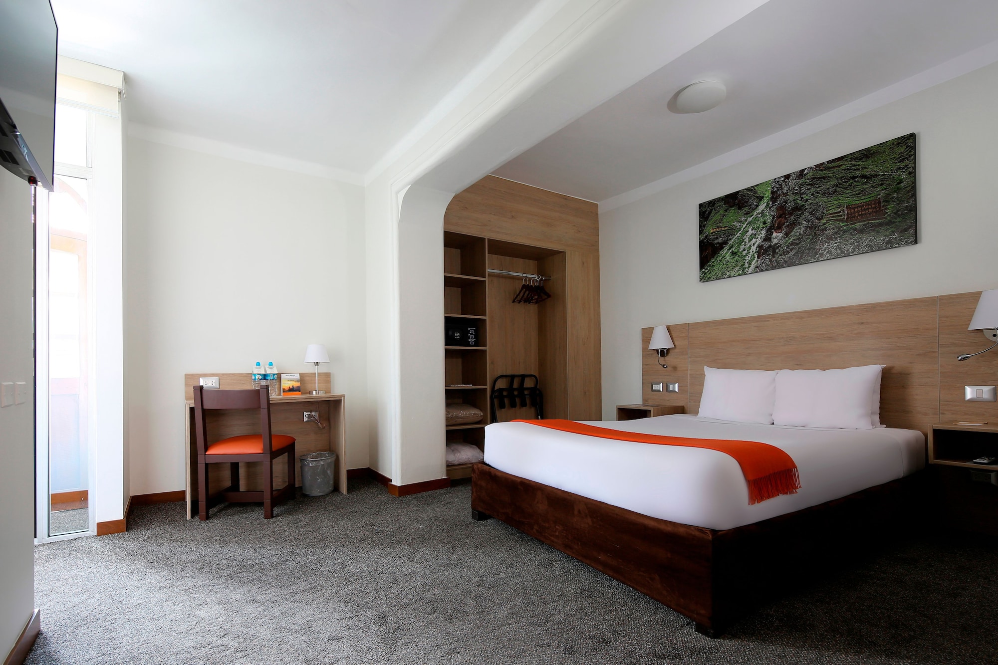 TRADITIONAL, QUEEN BED