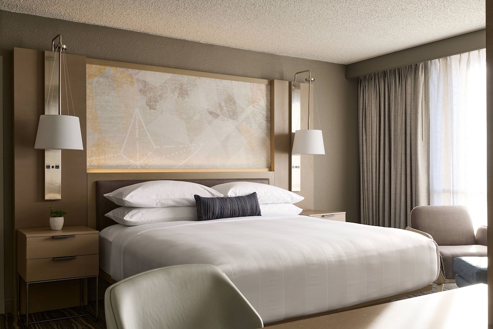 غرفة بسرير كينج بإطلالة على المسبح بشرفة، El Paso Marriott 6/10