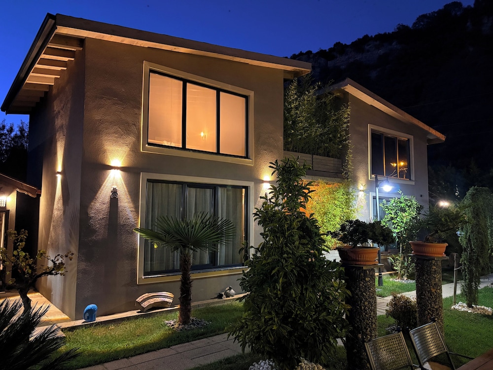Antik River House 3/48