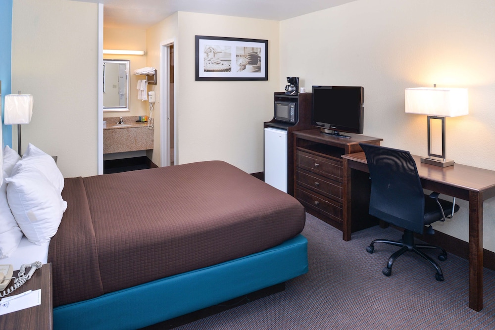 غرفة بسرير كوين للمدخنين، Americas Best Value Inn Batesville 4/5