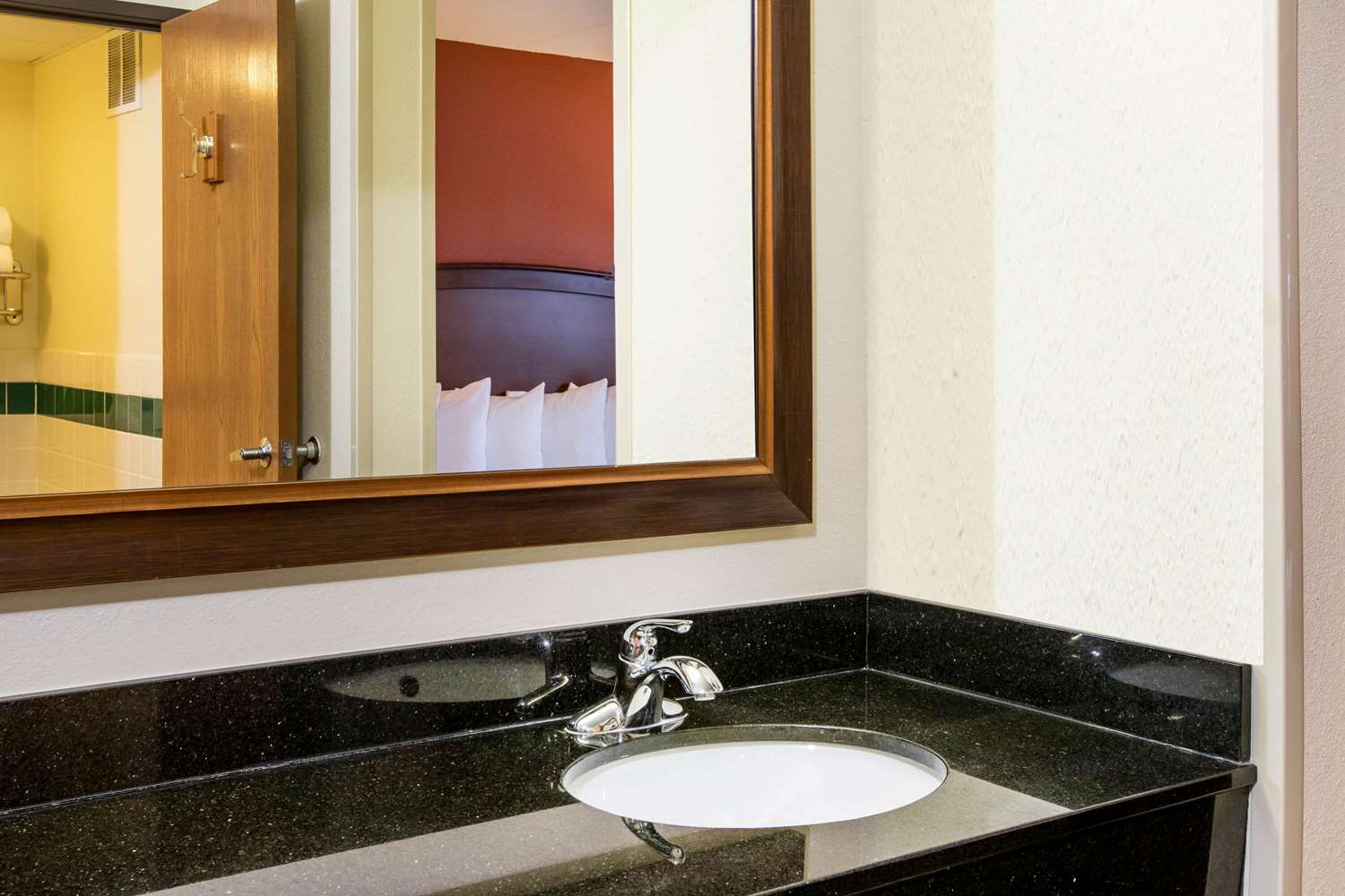 AmericInn by Wyndham Grand Forks 45/46