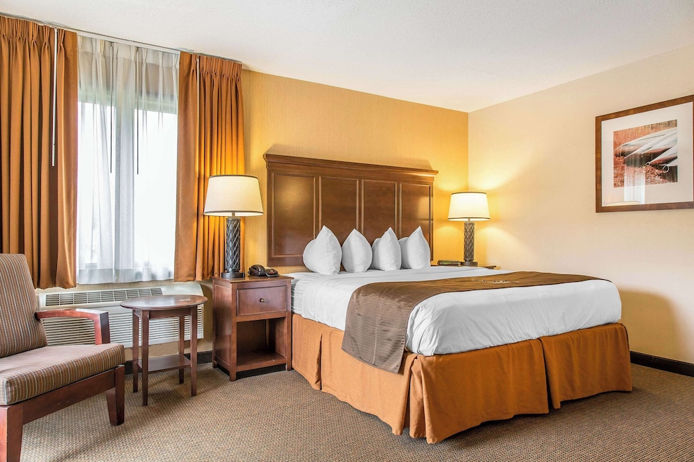 Superior, King Bed, Lake Side، The Black Swan Lee Lenox An Ascend Collection Hotel 2/9