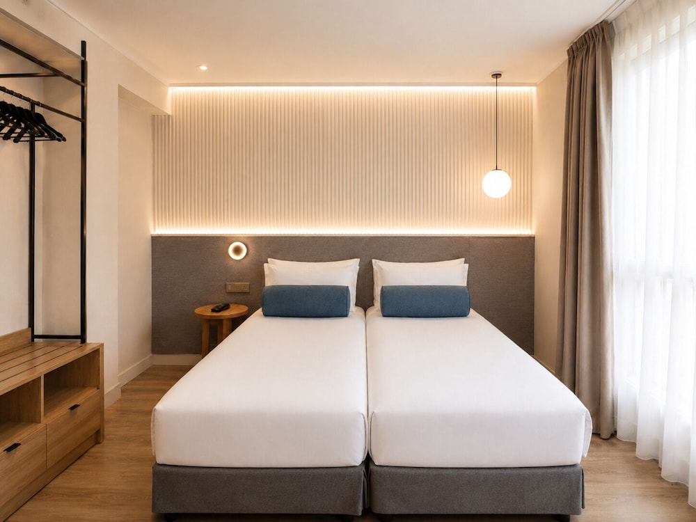 غرفة رباعية بسرير مزدوج وسرير بطابقين، Petit Palace Plaza Espana 3/10
