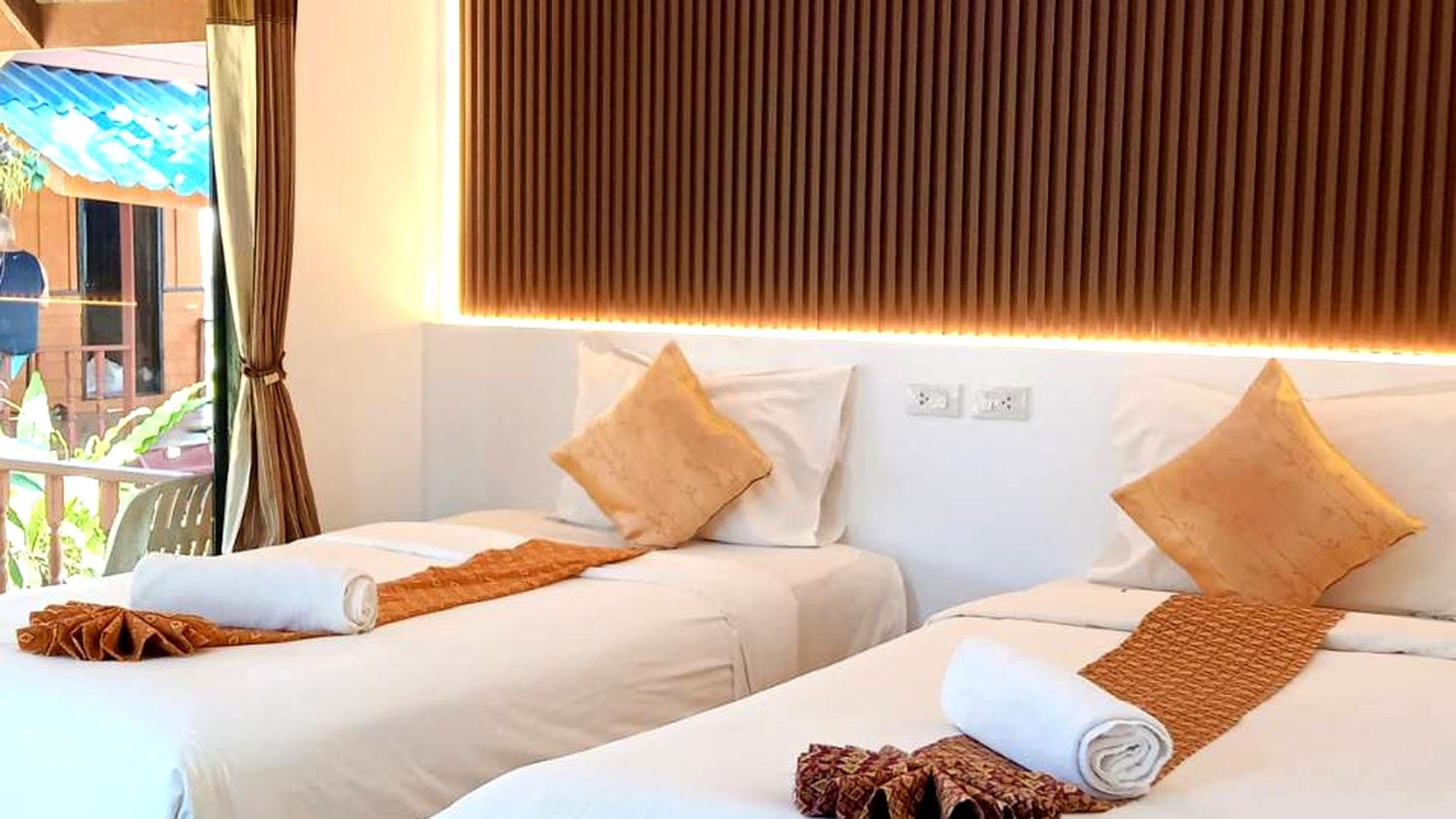 DELUXE, TWIN BEDS