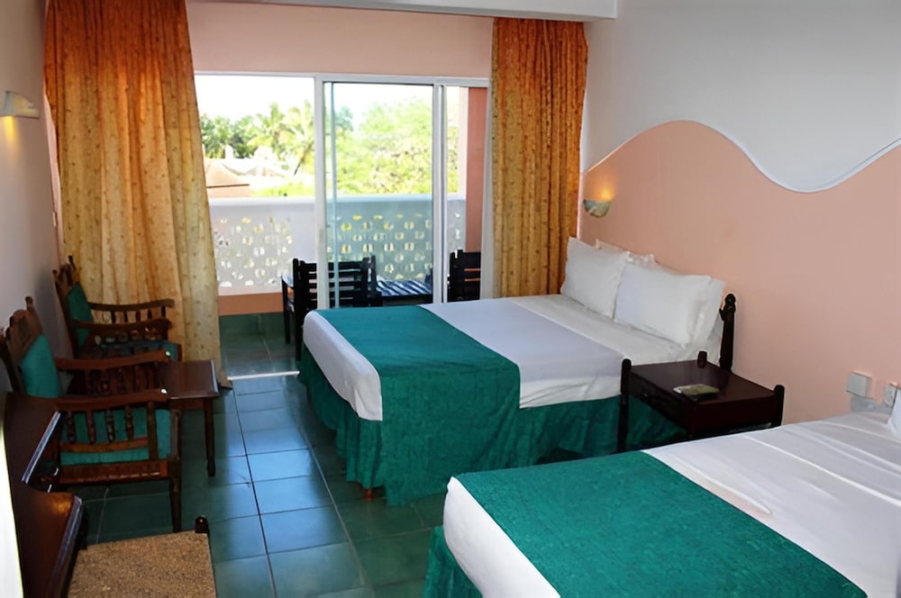غرفة قياسية بسرير مزدوج وسرير فردي، Sun N Sand Beach Resort 2/6