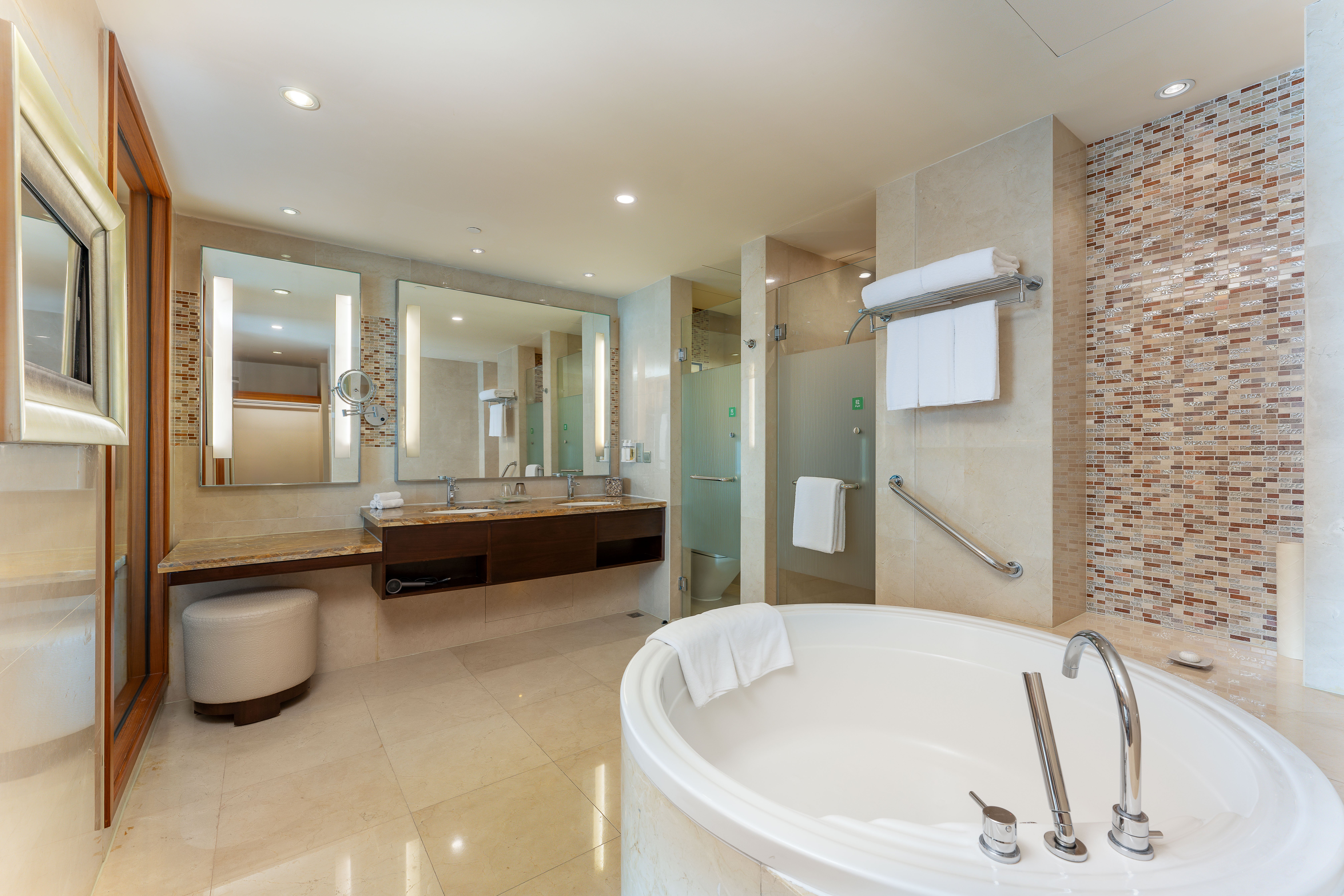 HOLIDAY INN SHANGHAI PUDONG KANGQIAO 50/50