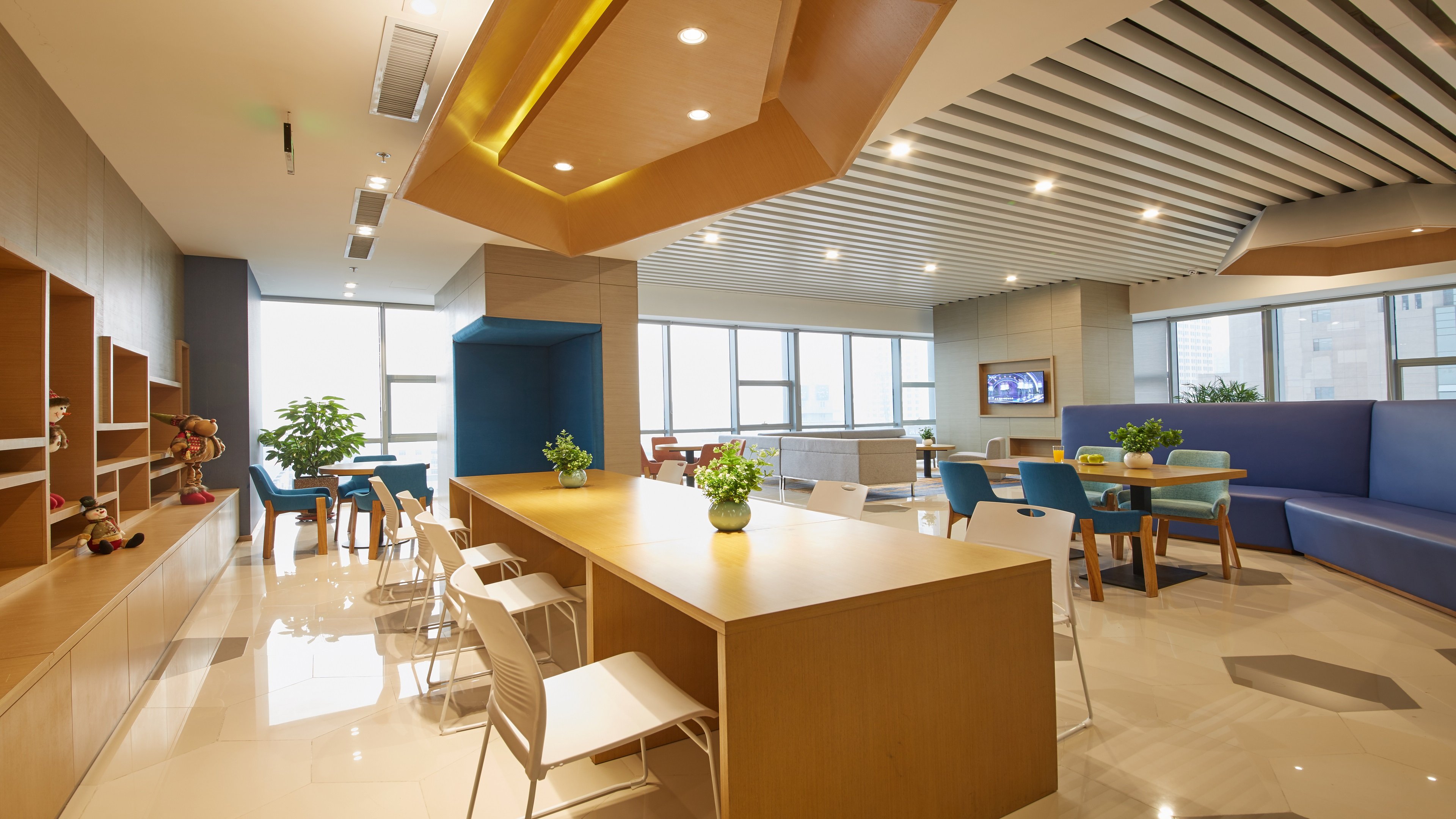 HOLIDAY INN EXPRESS PANJIN DOWNTOWN 57/64