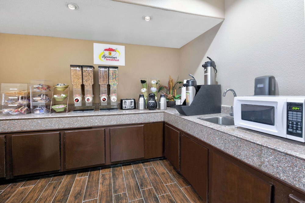 Super 8 by Wyndham New Braunfels I-35 13/36