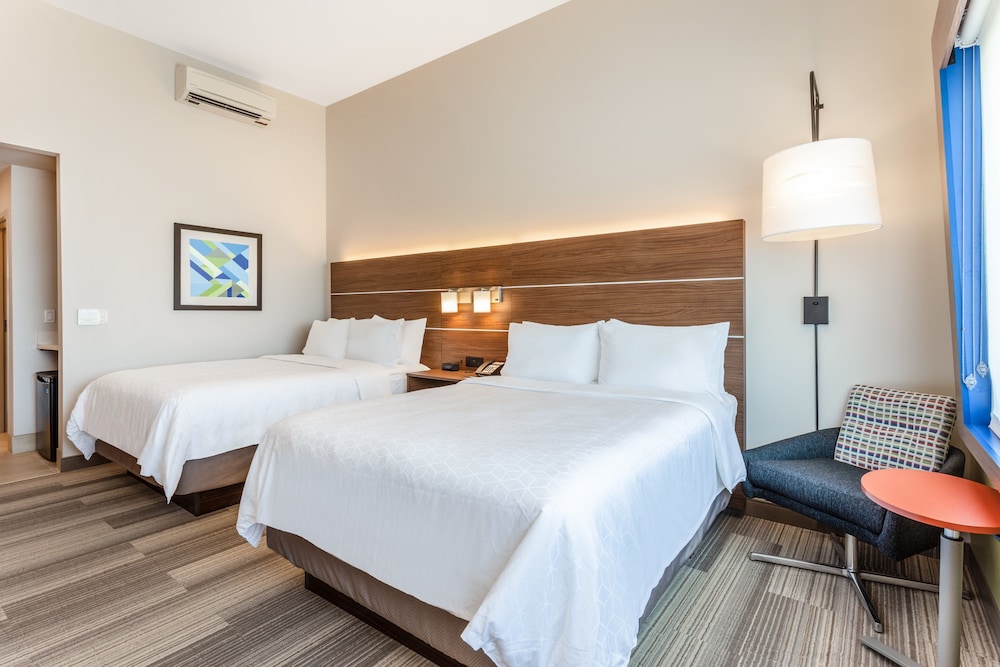 Holiday Inn Express Suites Springfield North 17/60