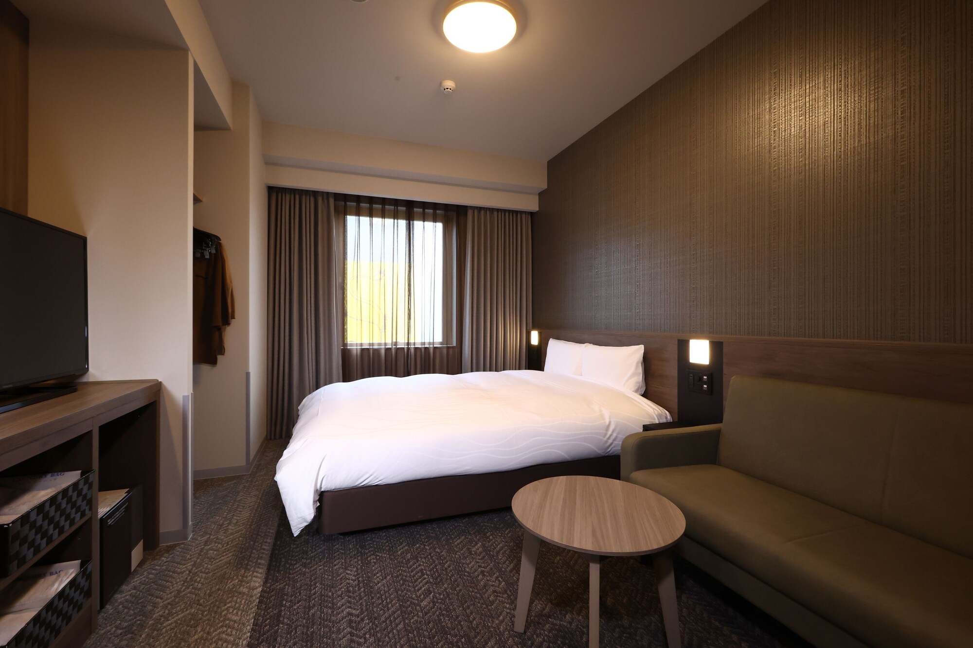 STANDARD, QUEEN BED