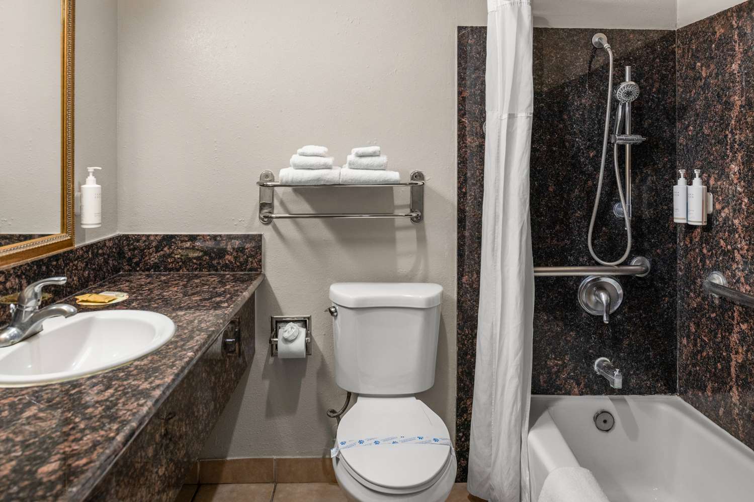 Days Inn & Suites By Wyndham Artesia 32/37