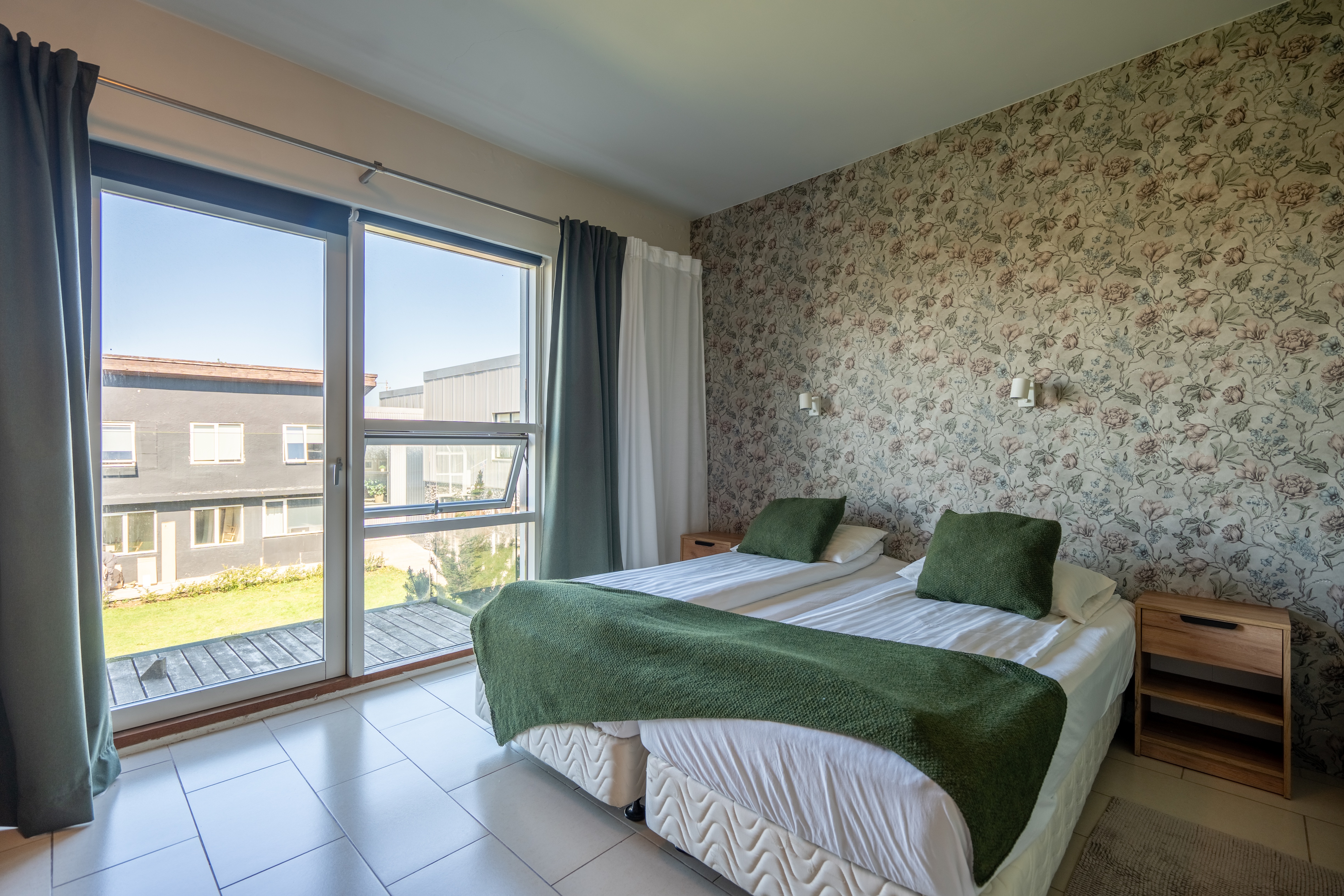 Superior, Balcony, Bathtub