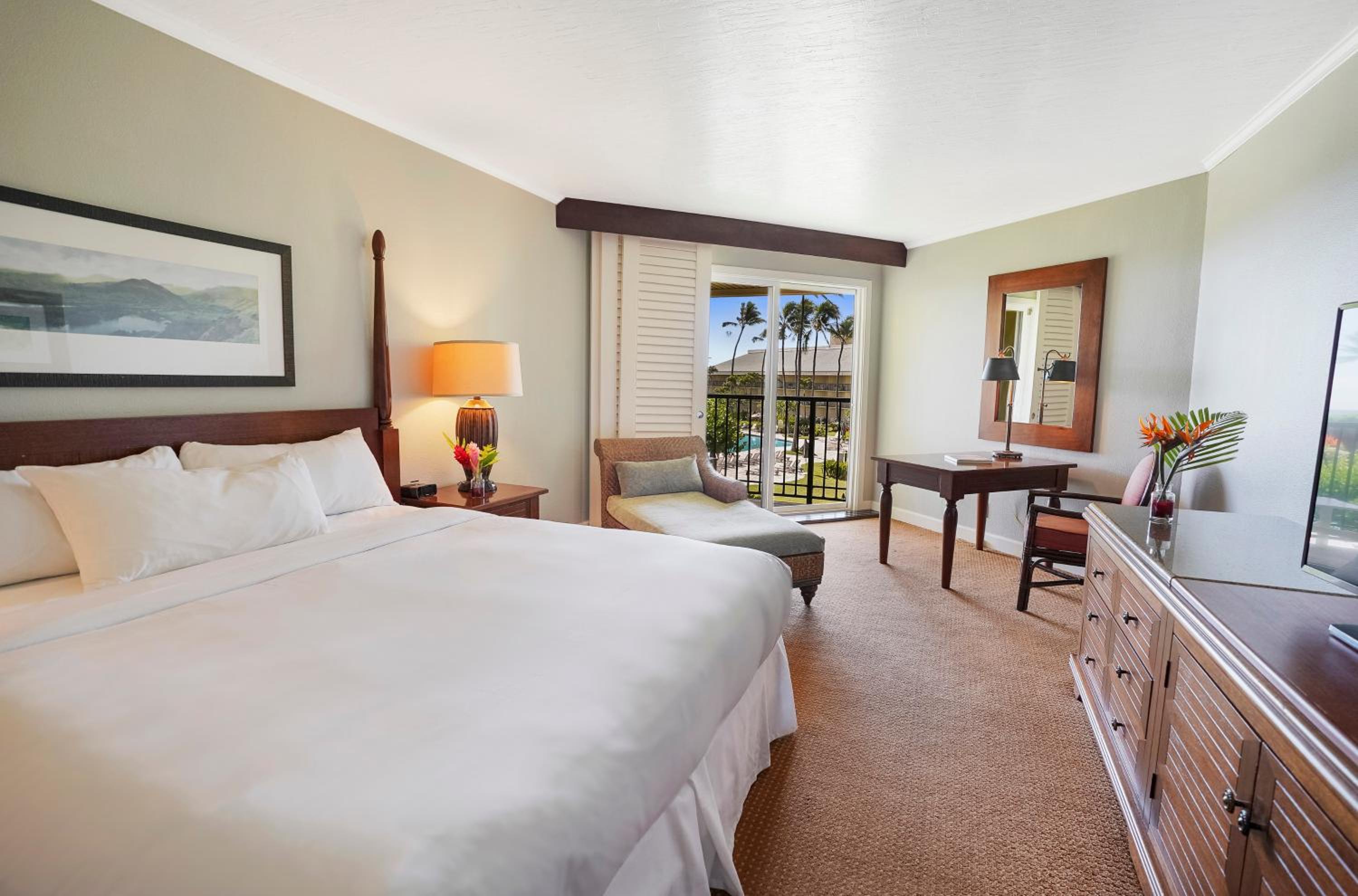 Standard, King Bed, Pool or Ocean View