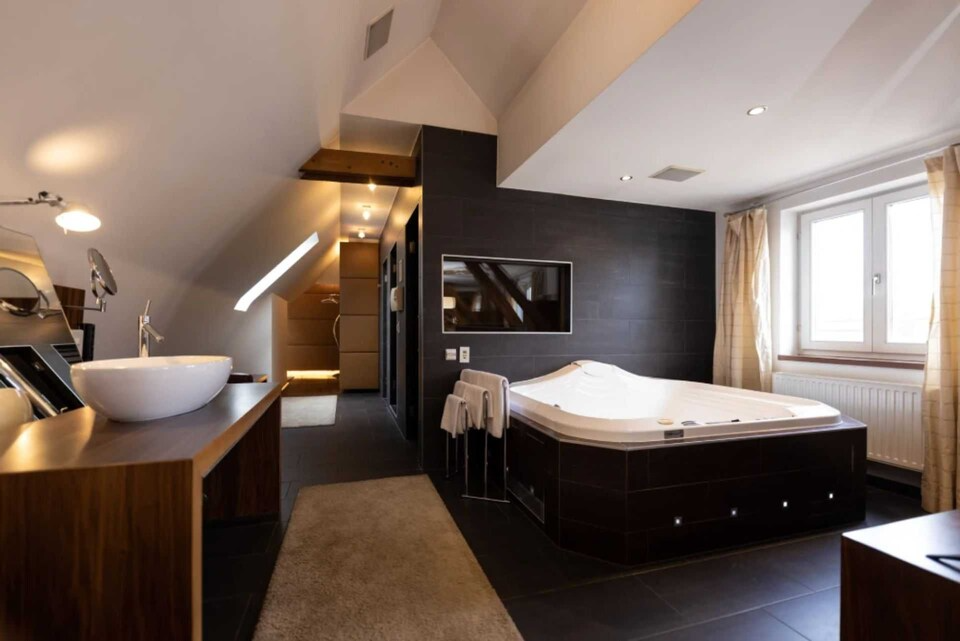 Love Nest, Suite