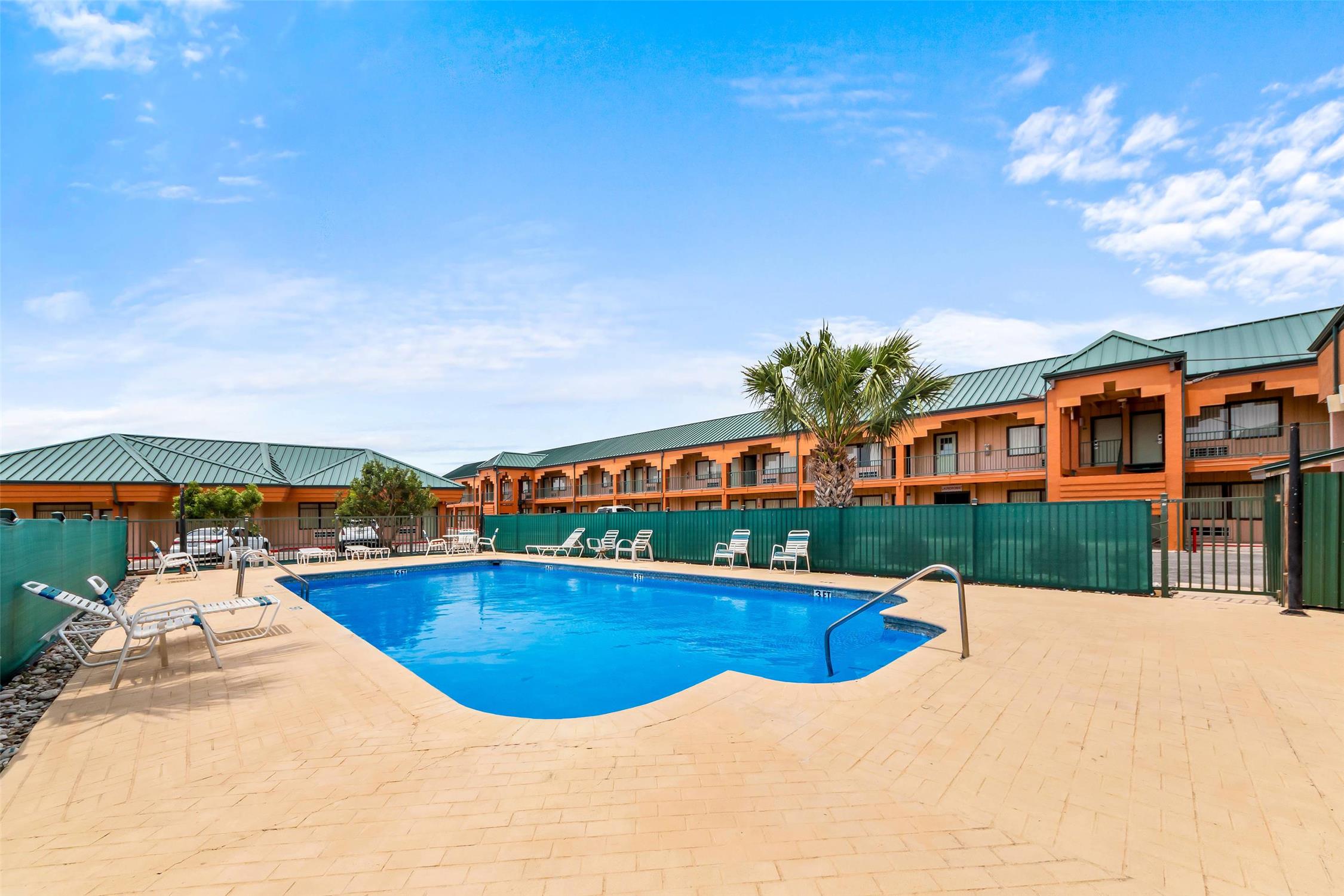 Econo Lodge Del Rio, TX 19/20