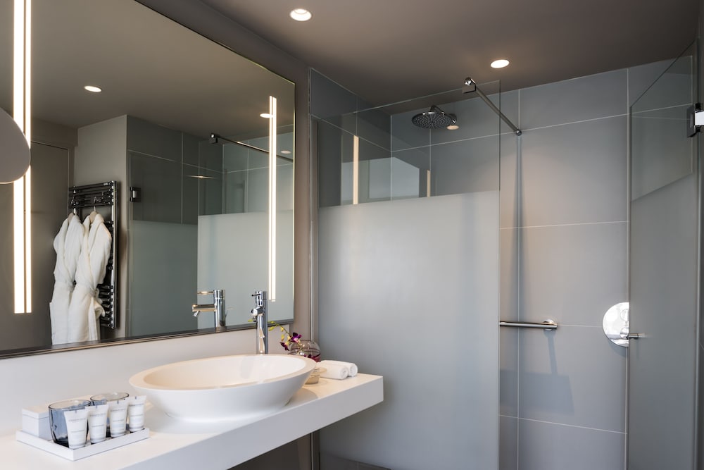 غرفة ديلوكس بسرير كوين بشرفة مع أريكة، Cures Marines Hotel Thalasso & Spa Trouville - MGallery Collection 2/4