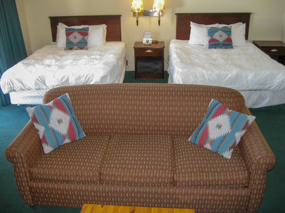 Family Suite, Spruce, 3 Queen Beds, Sofa, Balcony